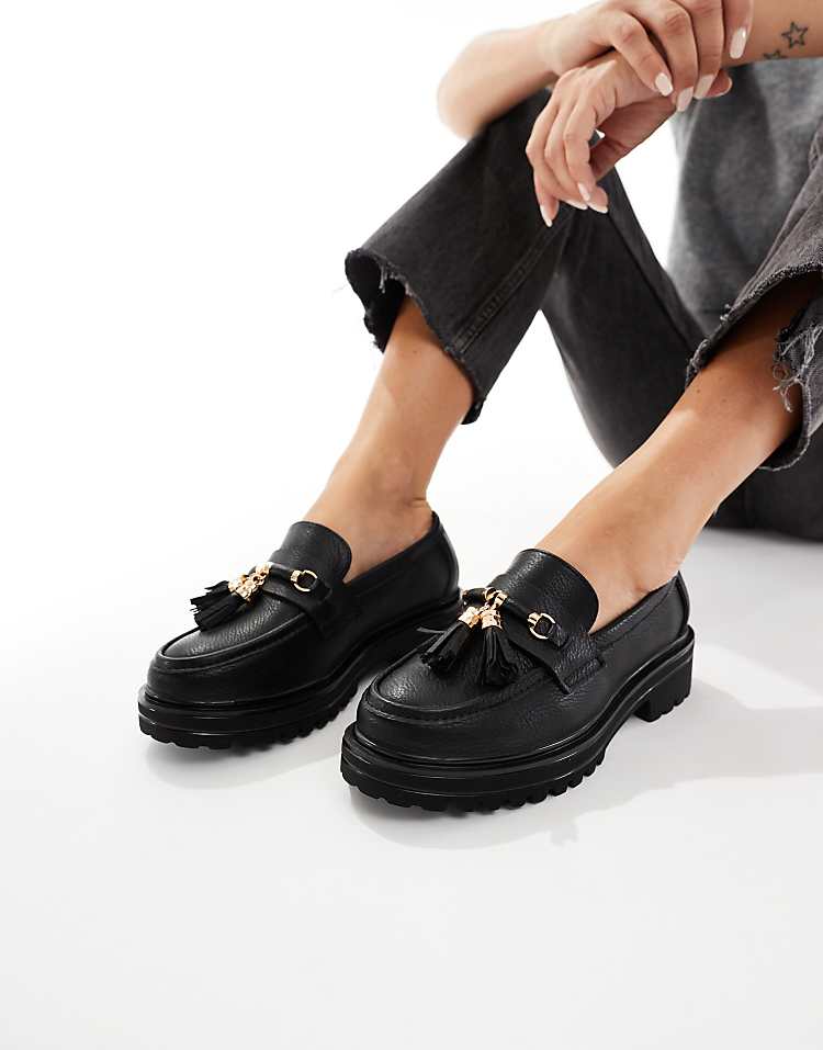 https://images.asos-media.com/products/seqwl-wide-fit-jeep-chunky-tassel-loafers-in-black/208721211-1-blackpu?$n_750w$&wid=750&fit=constrain