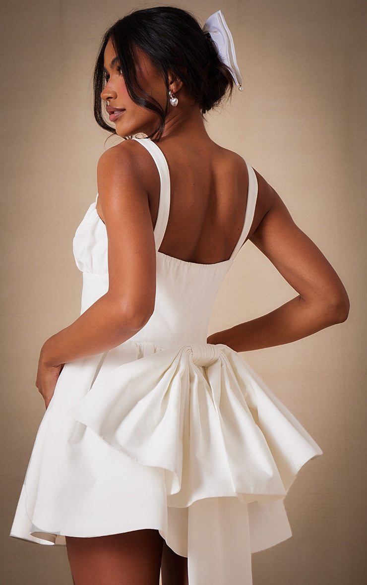 https://cdn-img.prettylittlething.com/3/f/6/0/3f60d740e9337bdd32a13ceebad5fbcb1070a240_CNI2708_4_premium_white_woven_bow_detail_mini_dress.jpg